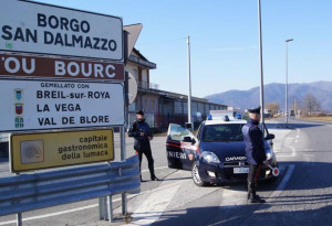 Litiga con un vicino di casa e lo minaccia con un martello