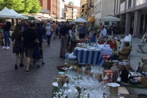Bra: mercatino del 25 aprile, successo di pubblico e di espositori