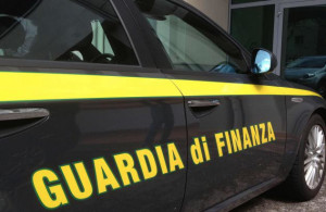 Perquisizione in un emporio a Carmagnola, sequestrati 900 mila prodotti