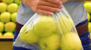 Coldiretti: 'Il 'caro sacchetto' diminuisce la vendita di frutta e verdura sfusa'
