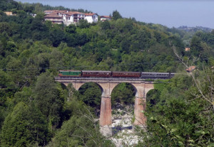 In treno storico da Torino alla val Tanaro tra montagne e natura 