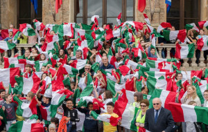 Bra tricolore: bandiera italiana a 300 studenti delle elementari