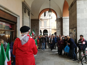 La pioggia non ha fermato la manifestazione pro-Mattarella