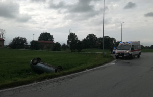 Incidente nel comune di Cuneo: auto si ribalta sulla Bovesana