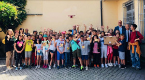 Cherasco: premiati gli alunni che vanno a scuola col 'Pedibus'