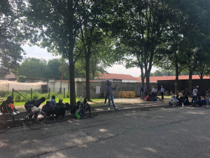 Stanotte cento migranti hanno bivaccato fuori dall'ex Caserma Filippi