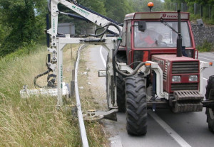 Prosegue lo sfalcio erba lungo i bordi delle strade provinciali