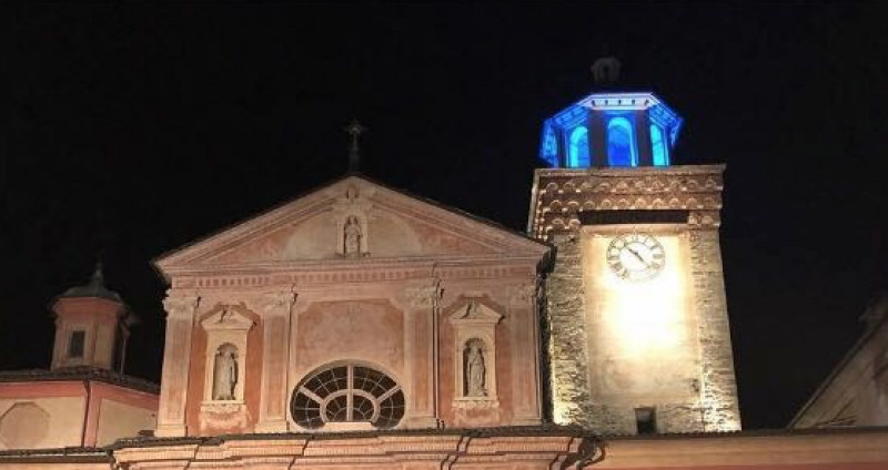 Busca: il campanile della Rossa illuminato d'azzurro per la lotta ai tumori