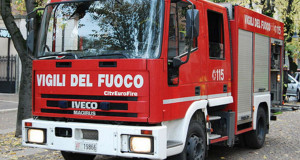 Cuneo: auto in fiamme nei pressi dell'Auchan, intervengono i Vigili del Fuoco