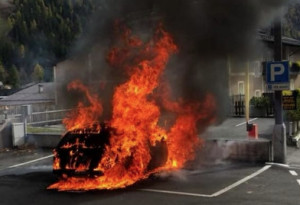 Bra: auto prende fuoco nei pressi della Casa di Cura della città