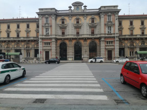 Senzatetto deruba il suo 'vicino di bivacco': inseguito, fermato e denunciato