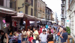 Violenta aggressione al mercato a Busca: picchiato un ambulante 