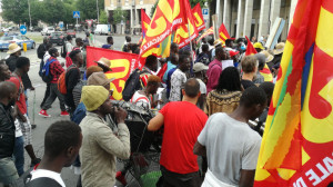 'Casa per tutti, lavoro per tutti': i migranti di Saluzzo manifestano a Cuneo (FOTO E VIDEO)