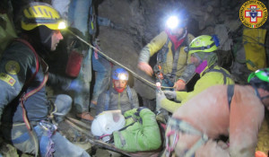 Grotta della Mottera: la barella con il ferito è in prossimità dell'esterno
