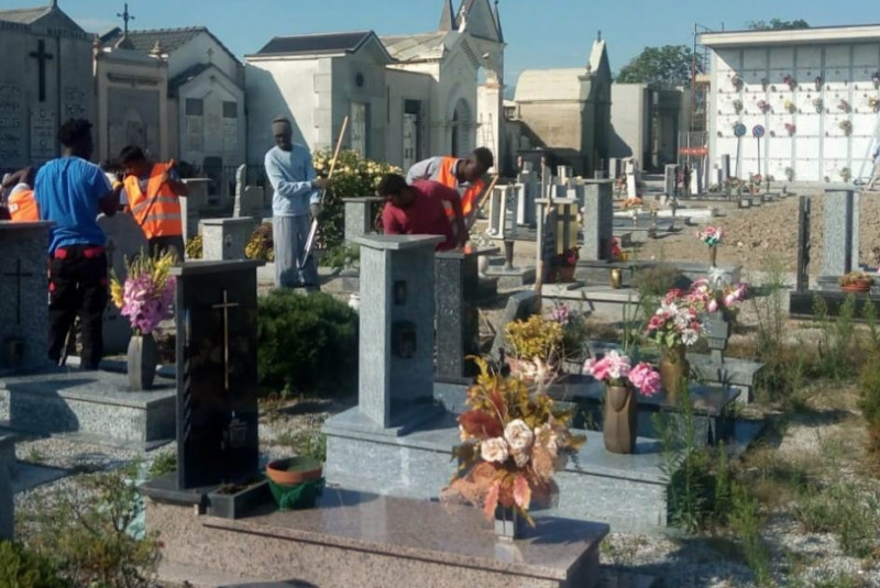 A Busca i richiedenti asilo ripuliscono i cimiteri