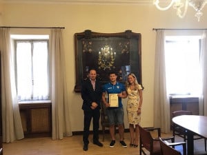 L'azzurro di Rugby League Nicholas Ferrero ricevuto dal sindaco di Borgo San Dalmazzo