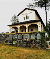 Alpini del Roero al lavoro per ripulire l'area verde del Santuario di San Maurizio di Cervasca