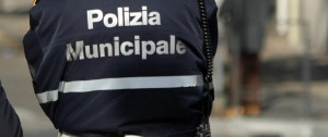 Urta un ciclista e fugge: denunciata una cinquantenne albese
