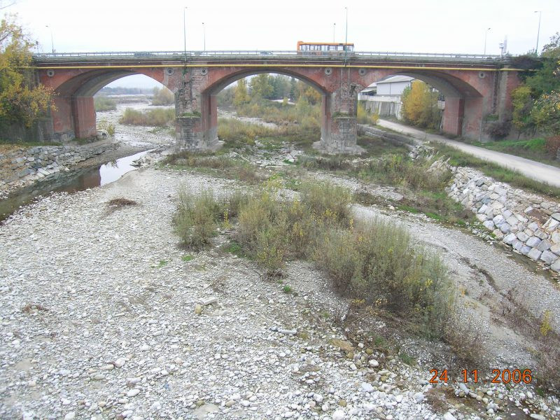 Reti di protezione installate sul ponte sul torrente Gesso a Cuneo