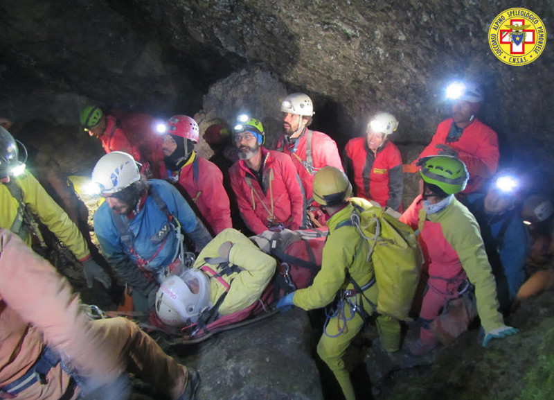 Esercitazione del Soccorso Alpino nella grotta di Piaggia Bella all'interno del Marguareis