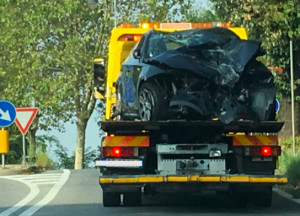 Incidente a Cuneo: auto ribaltata in via Savona, ferito il conducente