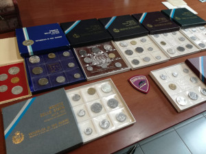 Monete da collezione ritrovate in un cassonetto 