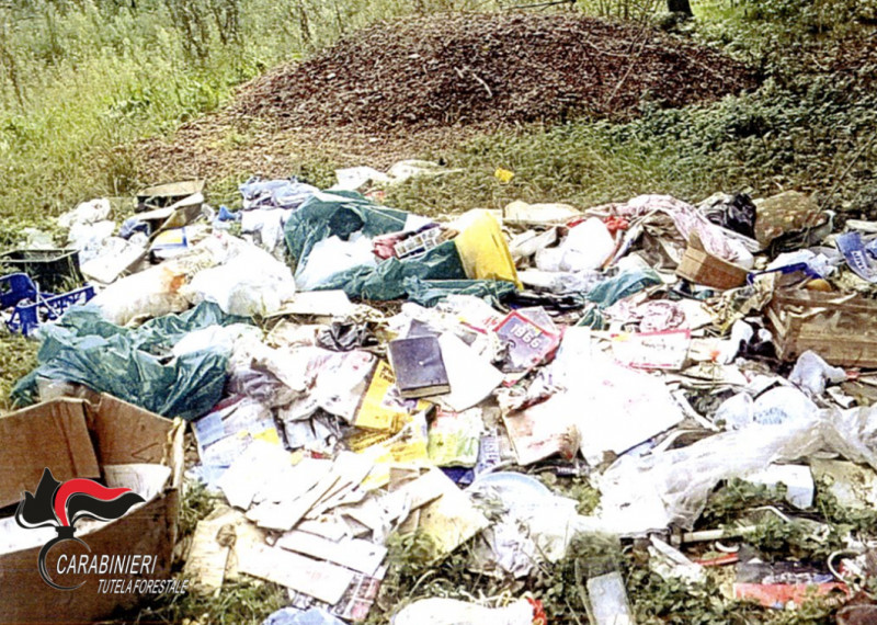Abbandonano rifiuti speciali sulla riva destra del Tanaro: denunciati in due