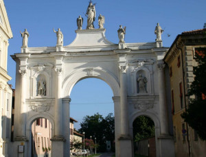 Cherasco: via libera al restyling dell'Arco del Belvedere e del viale che porta ai Bastioni