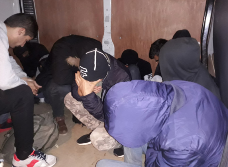 Trasportano 13 stranieri ammassati in un furgone: arrestati due 'passeur' iracheni