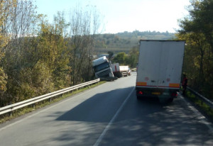 Camion si ribalta nel braidese