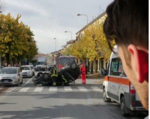 Auto cappottata in centro Carrù