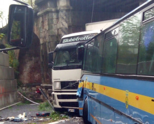 Incidente tra un camion e un bus che trasportava una scolaresca