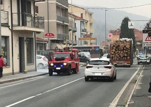 Auto in fiamme in corso Romita a Busca: sul posto i Vigili del Fuoco (VIDEO)