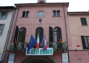 'Sì Asti-Cuneo': uno striscione appeso sul balcone del Palazzo Comunale di Alba