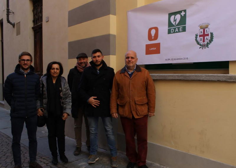 Alba: inaugurato un nuovo defibrillatore per il centro storico