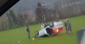 Auto ribaltata tra Villar San Costanzo e Busca