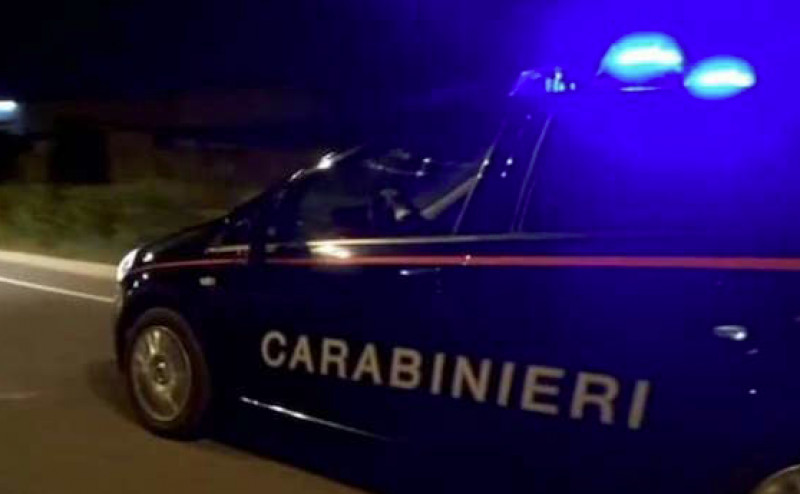Inseguito dai Carabinieri con sei migranti a bordo, passeur fugge nella notte