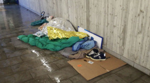 Al sottopassaggio del Movicentro si fa pulizia, ma c'è chi non intende andare via