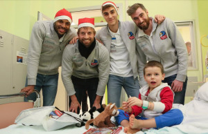Gli atleti del Cuneo Volley in visita dai piccoli pazienti del reparto di Pediatria del Santa Croce