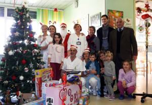Babbo Natale in visita dai bambini del reparto di Pediatria del Santa Croce