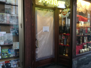 Uomo semina il caos in centro Cuneo prendendo a calci porte e vetrine 