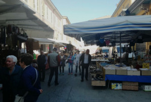 Il Brucomela manda il mercato del martedì sotto i portici