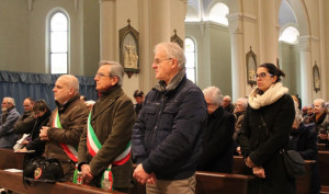 Alba: una corona d’alloro sulla targa dedicata a Padre Girotti 