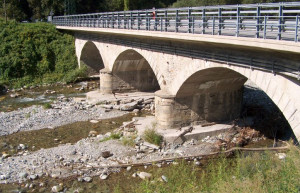 Lavori di sistemazione del ponte di Valcurta sul torrente Varaita a Melle