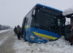 Autobus fuori strada a Madonna dell'Olmo, non ci sono feriti