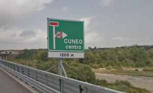 'A quando la correzione del cartello inesatto 'Cuneo centro' sulla A33?'
