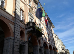 Cuneo: rimossa dal balcone del municipio la bandiera francese 