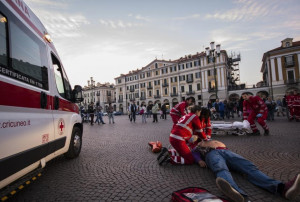 I centri commerciali e la Croce Rossa raccolgono donazioni per l'acquisto di ambulanze