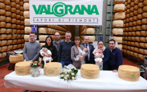 Consegnate le forme di Piemontino Valgrana ai primi bimbi nati nel 2019 in provincia di Cuneo e al primo nato di Scarnafigi