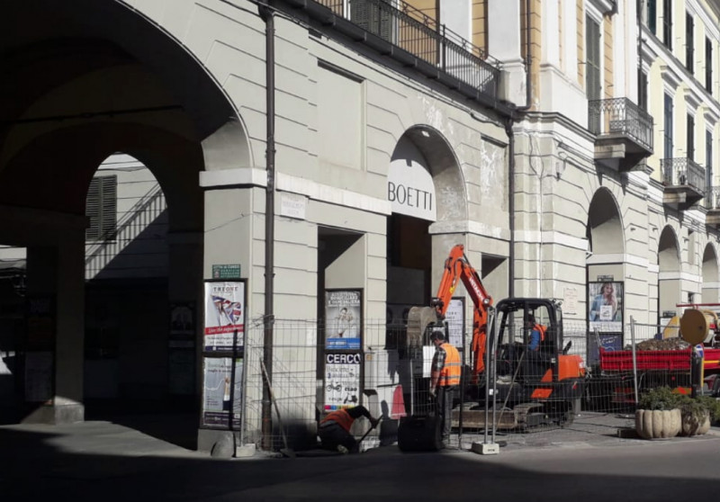 Continuano i lavori per installare il semaforo in Piazza Galimberti